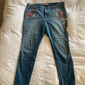 Adorable Johnny Was embroidered jeans. Even the inside of the pockets are cute!